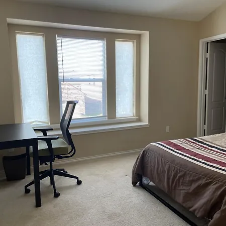 Room With Shared Bath, 20 Mins To Tesla